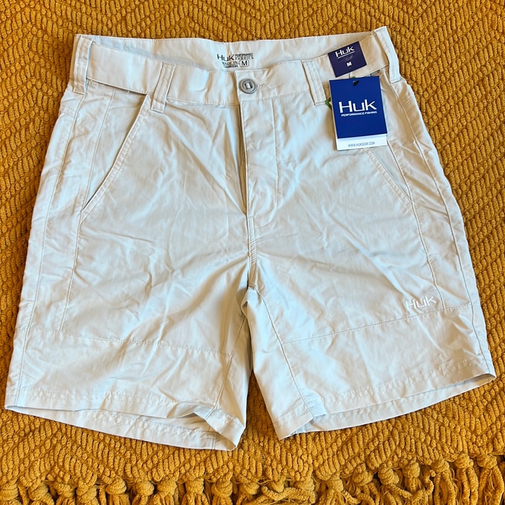 Men’s HUK Performance Fishing shorts in khaki. Size medium. New with tags.